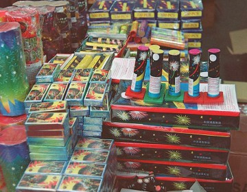 Mii de artificii nedeclarate, confiscate în Constanţa